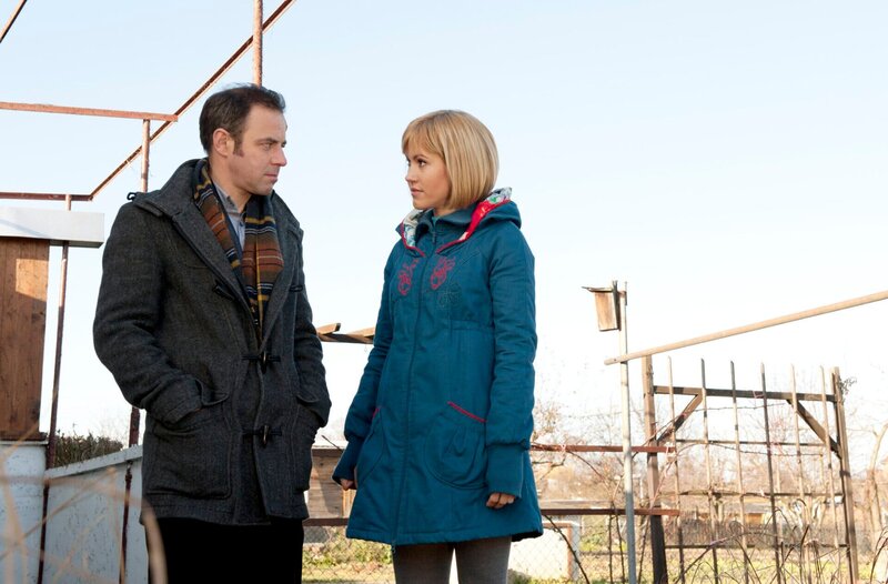 ARD HEITER BIS TÖDLICH – ALLES KLARA, FOLGE 16 (WH.), „BioTot“, am Donnerstag (06.03.14) um 18:50 Uhr im ERSTEN. Paul (Felix Eitner, l.) und Klara (Wolke Hegenbarth, r.) ermitteln im Schrebergarten. – Bild: ARD/​Marion von der Mehden