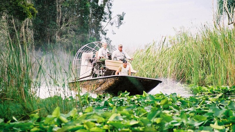 Die Polizei durchkämmt noch immer das Wasser nach einer Leiche. Sie müssen sehr, sehr vorsichtig zu sein, da Krokodile sehr viel mehr aggressiver sind als Alligatoren. – Bild: MG RTL D /​ CBS
