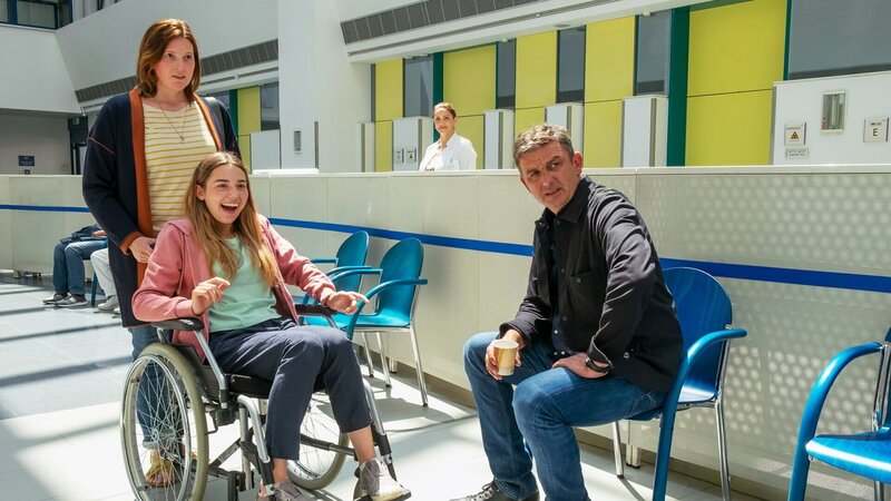 Der Bergdoktor Staffel 15 Hochspannung – Teil 1 Frau und Mädchen, das in Rollstuhl sitzt, Mann: Anne Weinknecht als Martha Herford, Nora Emilia Eidt als Tochter Marie, Hans Sigl als Bergdoktor Dr. Martin Gruber – Bild: SRF/​ZDF/​Erika Hauri