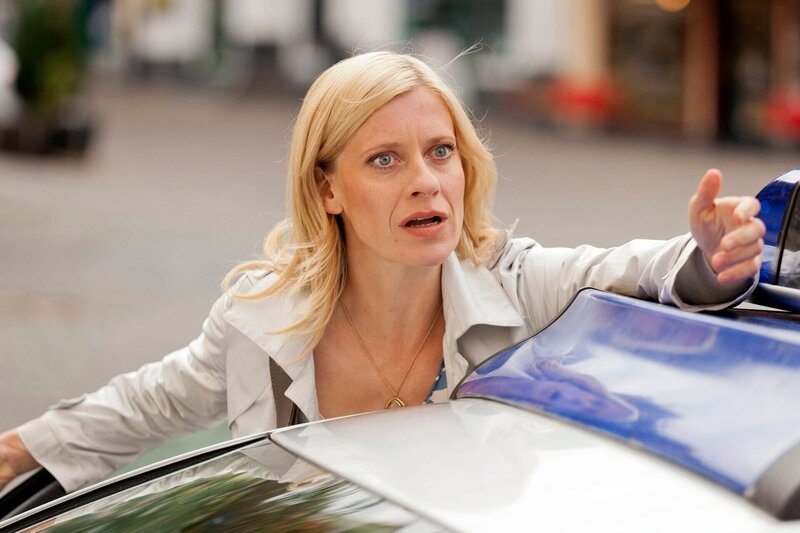 Die Venus von Hengasch: Sophie Haas (Caroline Peters) wäre nur zu gerne zurück nach Köln, zurück in ihren alten Job, zurück in ihr altes Leben – und weg aus Hengasch. Doch ihr Vater macht ihr einen Strich durch die Rechnung. – Bild: „Bild: ARD/Frank Dicks (S2). ARD Programmdirektion/Bildredaktion Die Venus von Hengasch: Sophie Haas (Caroline Peters) wäre nur zu gerne zurück nach Köln, zurück in ihren alten Job, zurück in ihr altes Leben – und weg aus Hengasch. Doch ihr Vater macht ihr einen Strich durch die Rechnung. – Bild: „Bild: ARD/Frank Dicks (S2). ARD Programmdirektion/Bildredaktion