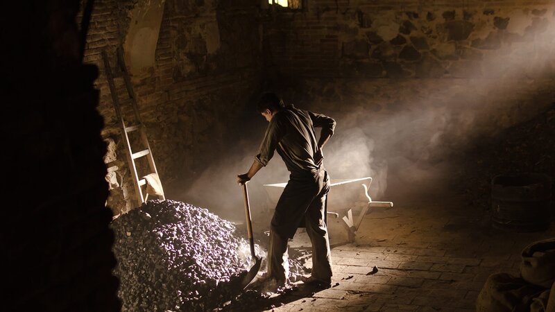 Um seiner Vergangenheit zu entkommen, schippt Andrés (Llorenç  González) Kohlen. – Bild: AXN White