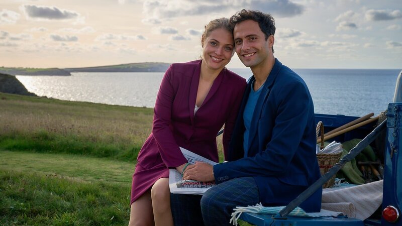 Bei Laura Seal (Nicola-Rabea Langrzik) und Bob Spencer (Garry Fischmann) ist es Liebe auf den ersten Blick. – Bild: Romance TV