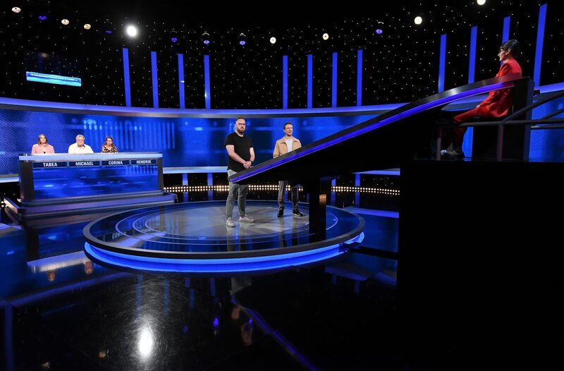 Moderator Alexander Bommes (2.v.r.) mit den Kandidat:innen: Hendrik Neuschulz (M.), Tabea Plitzkat (l.), Michael Heidorn (2.v.l.) und Corina Nestler (3.v.l.), sowie der Jägerin, Annegret Schenkel (r.). SPERRVERMERK: – Bild: ARD/​Uwe Ernst