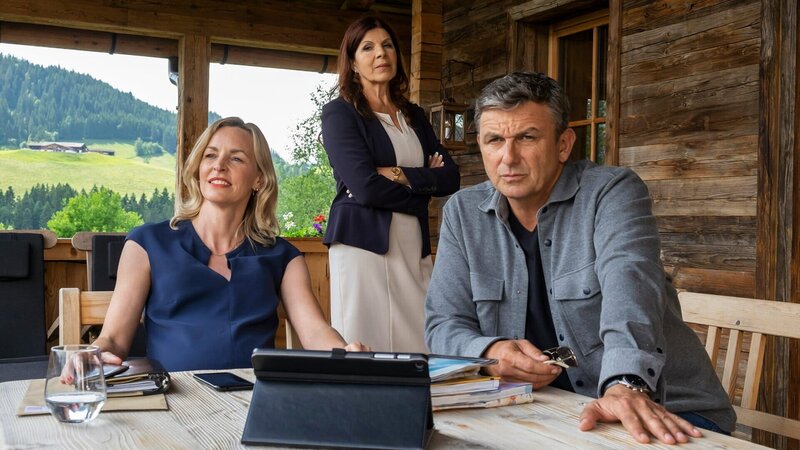 Franziska (Simone Hanselmann, l.) wird kurz vor der Geburt des gemeinsamen Kindes nach New York gehen. Je näher der Abflug rückt, desto mehr zweifelt Martin (Hans Sigl, r.) an der Richtigkeit der Entscheidung. Auch ihre Mutter Thea Hochstetter (Claudia Wenzel, M.) hat Bedenken. – Bild: SRF/​ZDF/​Erika Hauri