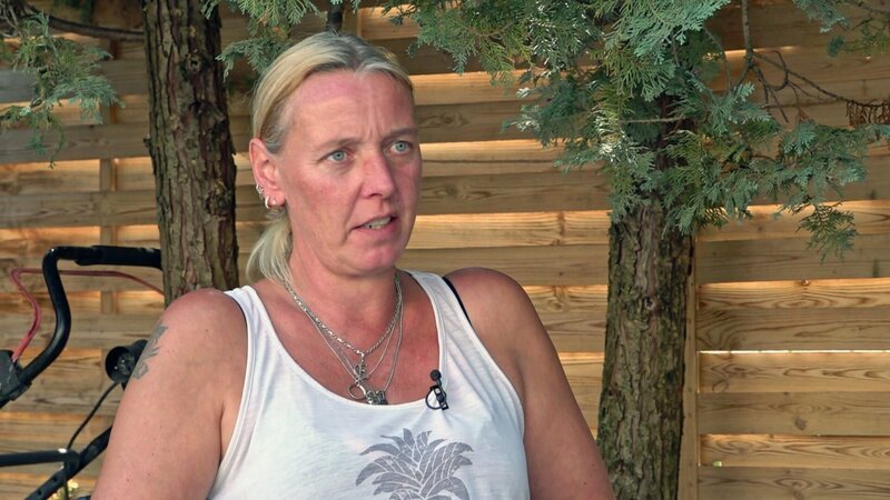 Katrin schiebt einen wichtigen Arztbesuch auf. – Bild: RTLZWEI, UFA SHOW & FACTUAL