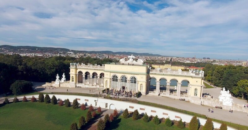Gloriette beim Schloss Schönbrunn in Wien. – Bild: BR/​ORF/​Vaughan Video