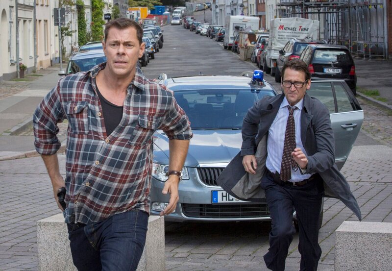 Finn Kiesewetter (Sven Martinek, r.) und Kriminaldirektor Lars Englen (Ingo Naujoks, l.) haben eine heiße Spur im Fall des toten Apothekers Rosenthal und müssen schnell handeln. – Bild: NDR/​ARD/​Georges Pauly