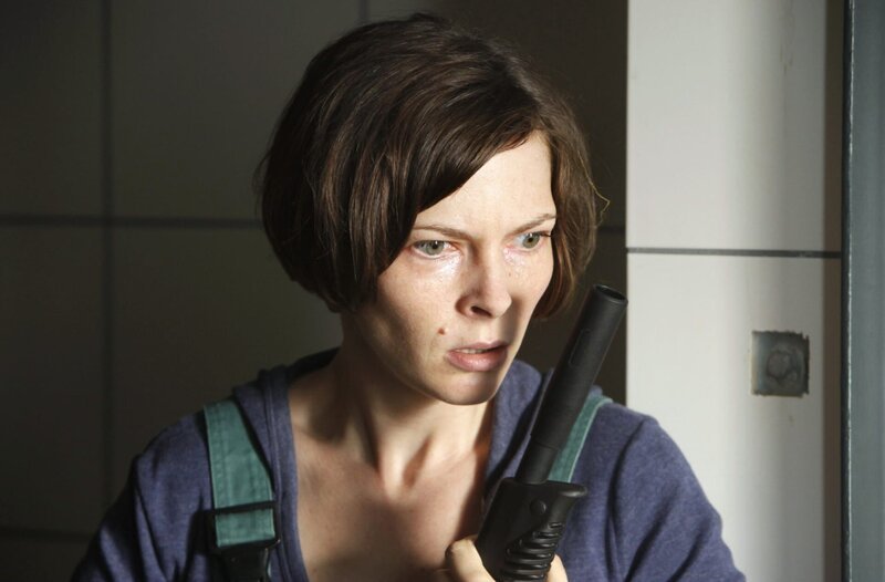 Tierpflegerin Sonja Perl (Kathrin Bühring) hat sich mit dem Kragenbär-Baby Gustav im Gehege verschanzt. Sie droht, den Liebling des Kölner Zoos umzubringen, wenn ihr Freund Jens nicht zu ihr zurückkehrt. – Bild: ARD/​ARD/​Frank Dicks