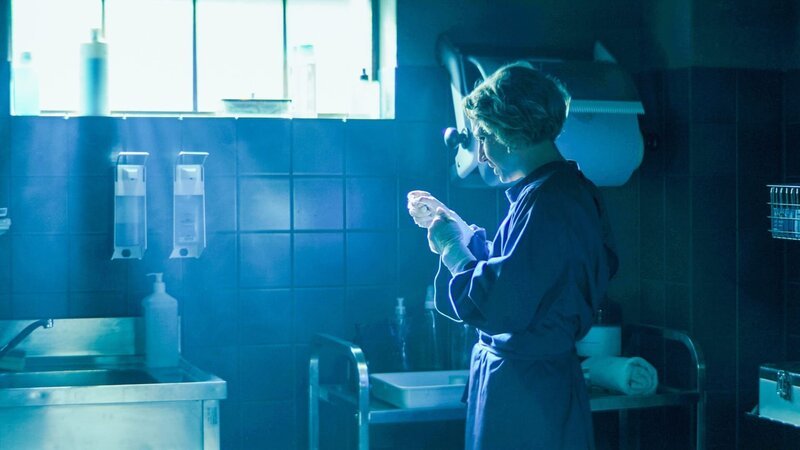 Blum (Anna Maria Mühe) bereitet Nadel und Faden für die Ligatur vor. – Bild: ORF/​Mona Film/​ Barry Films/​Stephan Burchardt
