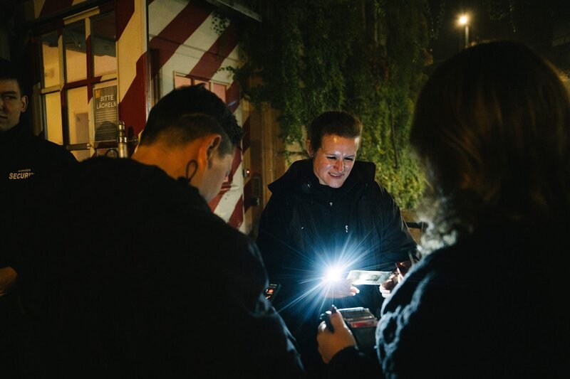 Rica (M.) arbeitet nur einmal im Monat als Türsteherin: bei der sogenannten Himbeerparty in der Alten Feuerwache in Mannheim. – Bild: Daniel Schreiber