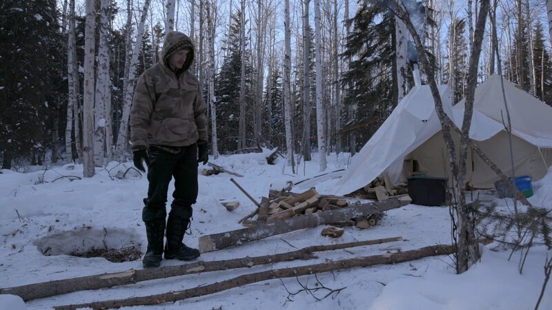 Alex Javor baut eine Leiter aus Holz und Seil. (National Geographic) – Bild: National Geographic /​ National Geographic