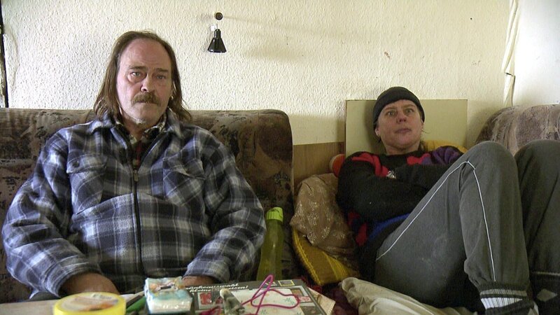 Kein Strom, kein fließendes Wasser, keine Sanitäranlagen und 31 Haustiere: Heike (50) und Achim (61) leben in unhaltbaren Zuständen. – Bild: RTL II