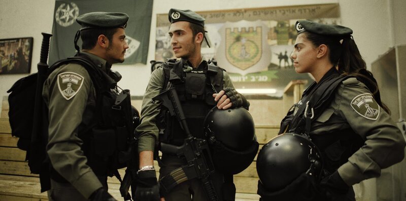 Kobi (Ido Elieli, l.), Avi (Ben Sultan, M.) und Miri (Noa Astanjelove, r.) kommen bei der Grenzschutzdivision in Jerusalem zum Einsatz. – Bild: Ran Mendelson