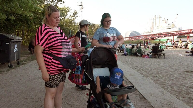 Sandra (li.) genießt mit ihren Kindern Svenja, Angelo und Dave das schöne Sommerwetter am Strand im IGA-Park – Bild: RTLZWEI