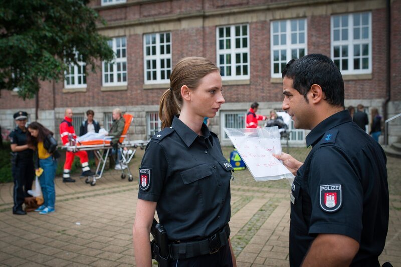 Kim (Carolyn Genzkow, l.) und Tarik (Serhat Cokgezen, r.) versuchen herauszufinden, wer die Giftwarnung an das Schwarze Brett der Schule gehängt hat. – Bild: ZDF und Boris Laewen