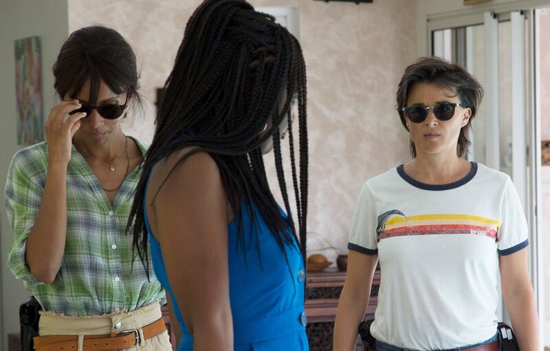 Mélissa Sainte-Rose (Sonia Rolland, l.) und Gaelle Crivelli (Béatrice De la Boulaye, r.) informieren die erfolgreiche Geschäftsfrau Elise Berthier (Nadège Beausson-Diagne, M.) über den Tod ihres Mannes Jan. Er hat einen Anschlag, der ursprünglich ihr selbst galt, nicht überlebt. – Bild: ZDF