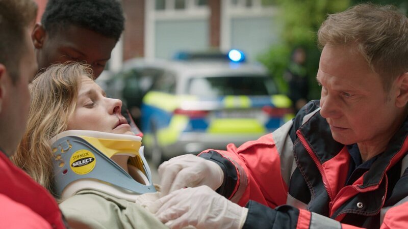Dr. Haase (Fabian Harloff) versorgt Julia Jacobi (Inga Lessmann), die sich bei einem Verkehrsunfall Verletzungen zugezogen hat. – Bild: ZDF