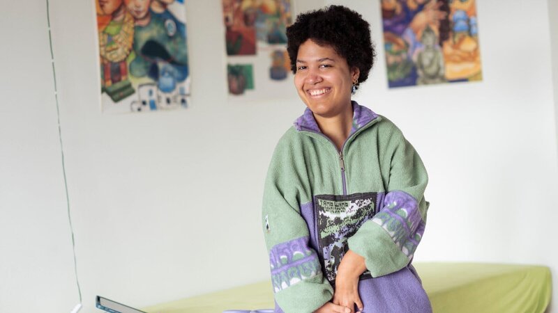 Die Digital-Künstlerin Amie Savage aus Ratingen drückt mit ihren Werken die Vielfalt der Gesellschaft, aber auch ihre Wut aus. Kunst ist für sie eine Form von Aktivismus – die 24-jährige setzt sich gegen Diskriminierung und Rassismus ein. – Bild: Honorarfrei – nur für diese Sendung inkl. SocialMedia bei Nennung ZDF und Ben Knabe.