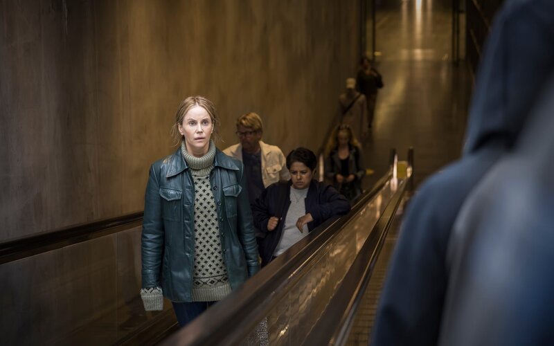 Iris (Sofia Helin) wird auch in Alltagssituationen immer wieder an den gewaltsamen Tod ihres Lebensgefährten erinnert. – Bild: Honorarfrei – nur für diese Sendung bei Nennung ZDF und Carolina Romare