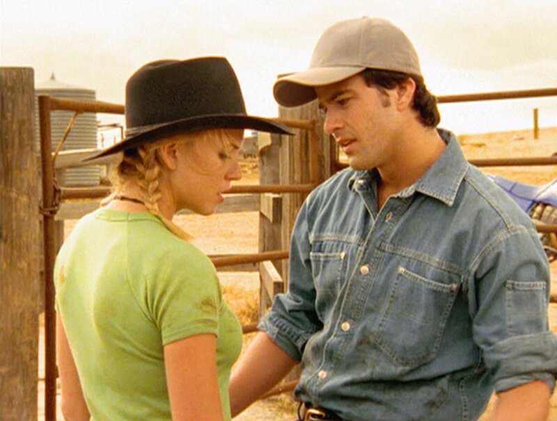 Jake (Charlie Clausen) hat Becky (Jessica Napier) verheimlicht, dass er der Sohn eines reichen Gestütsbesitzers ist. – Bild: RTL