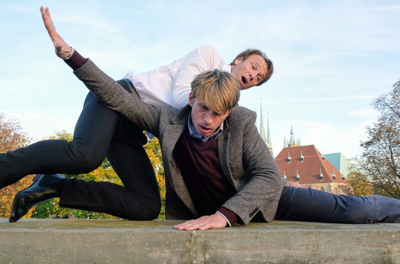 Der betrunkene Gast ist auf einer Mauer herumgeschwankt und abgestürzt. In letzter Sekunde schafft es Dr. Martin Stein ihn über die Brüstung zu ziehen und zu retten. – Bild: MDR/​Saxonia Media Filmproduktion/​Kiss