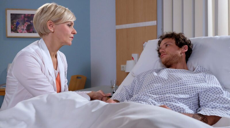 Dr. Kathrin Globisch (Andrea Kathrin Loewig) erkundigt sich bei Mark Weidenberg (Marlon Kittel), wie es ihm im Gefängnis ergangen ist. – Bild: BR/​MDR/​Saxonia Media Filmproduktions GmbH/​Sebastian Kiss