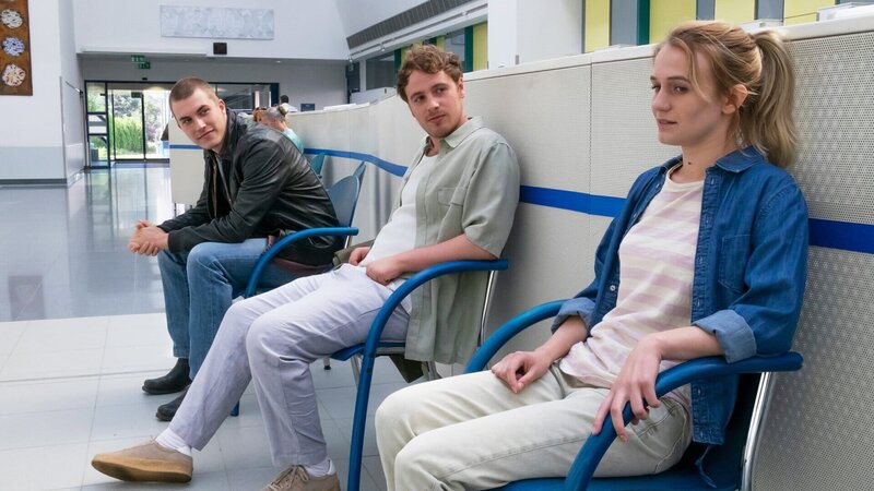 Der Bergdoktor Staffel 15 Endlich Leben – Teil 2 Zwei junge Männer und eine junge Frau: Leonie Wesselow als Chiara Engl, Matti Schmidt-Schaller als Marco Evers, Felix Mayr als Lukas Weiss – Bild: SRF/​ZDF/​Erika Hauri