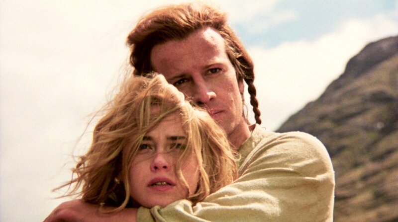 Der von der Dorfgemeinschaft verstoßene Connor MacLeod (Christopher Lambert) lebt mit seiner Frau Heather (Beatie Edney) abgeschieden in den Highlands. – Bild: ZDF Der von der Dorfgemeinschaft verstoßene Connor MacLeod (Christopher Lambert) lebt mit seiner Frau Heather (Beatie Edney) abgeschieden in den Highlands. – Bild: ZDF
