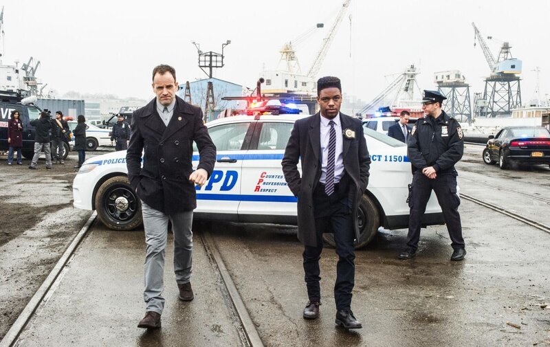 Sherlock Holmes (Jonny Lee Miller, l.); Marcus Bell (Jon Michael Hill, r.) – Bild: 2018 CBS Broadcasting, Inc. All Rights Reserved. /​ Jeff Neira Lizenzbild frei