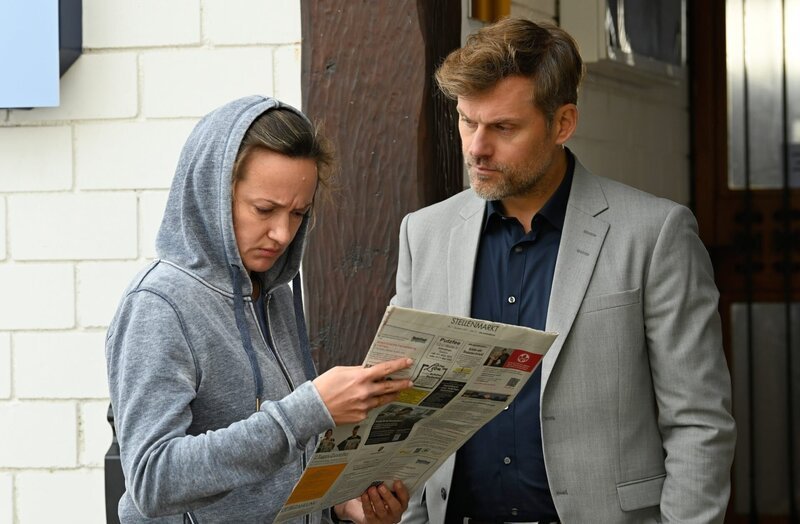 Torsten Drescher (Jens Atzorn, r.) muss gerade feststellen, dass Doreen (Laura Sundermann, l.) die Säureangriffe gar nicht gut heißt. – Bild: ORF/​Bavaria/​ARD/​SWR/​Laurent Trümper