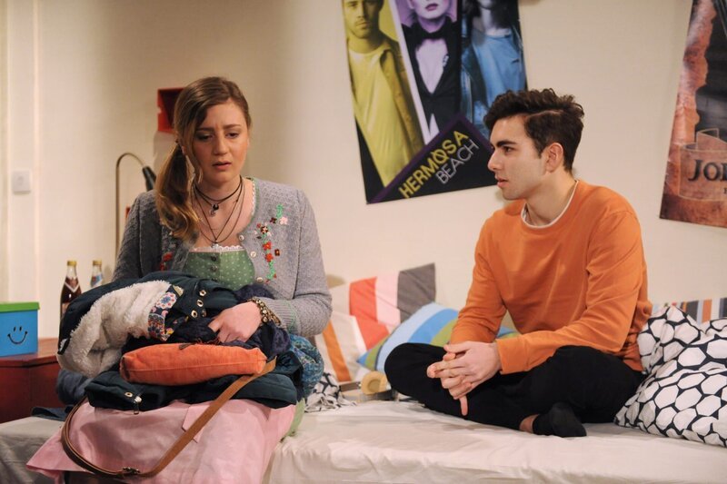 Felix muss vor Sarah überspielen, wie sehr ihn die Kuss-Nachricht mitnimmt. Von links: Sarah Brandl (Sophie Reiml) und Felix Brunner (Shayan Hartmann). – Bild: Marco Orlando Pichler