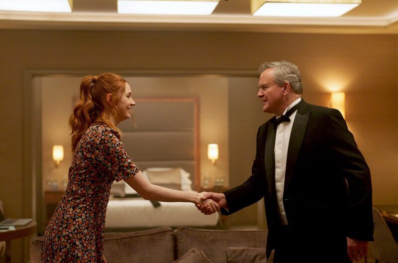 Drei Jahre vor dem Shitstorm um Douglas (Hugh Bonneville) begegnet Madeline (Karen Gillan) ihm zum ersten Mal bei einem Bewerbungsgespräch. – Bild: ARTE F /​ Nick Wall/​BBC Studios/​Hartswoo