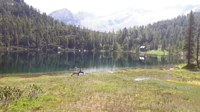 Marlies Raich mit Sandra König beim Yoga am Reedsee im Gasteinertal. – Bild: ORF/ORFIII/Toni Silberberger Marlies Raich mit Sandra König beim Yoga am Reedsee im Gasteinertal. – Bild: ORF/ORFIII/Toni Silberberger