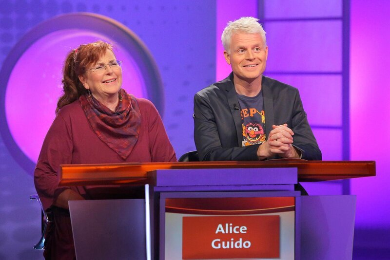Das Rateteam Alice Hoffmann und Guido Cantz ist bereit für kniffelige Fragen aus dem prallen Leben beim Wissensquiz „Meister des Alltags“. – Bild: SWR/​Peter A. Schmidt