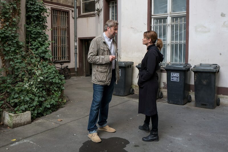 Maike und HK Barig tauschen erste Informationen aus. – Bild: Oliver Vaccaro /​ ZDF Enterprises GmbH