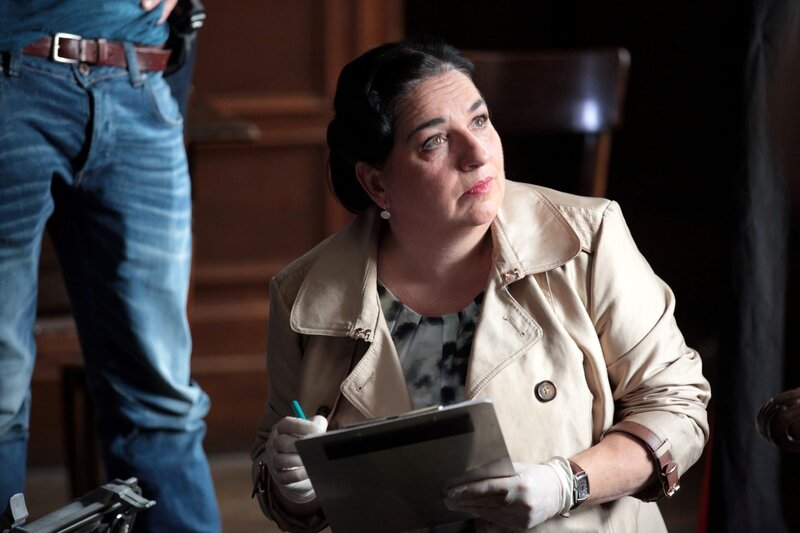Beck notiert sich die ersten Eindrücke vom Mord am Burschenschaftler. (Gerichtsmedizinerin Dr. Franziska Beck (Maria Happel)). „SOKO Wien – Gemeinsam stark“: Beck im Einsatz. Fotograf: Stefan Haring – Bild: Petro Domenigg/​FILMSTILLS.AT KG