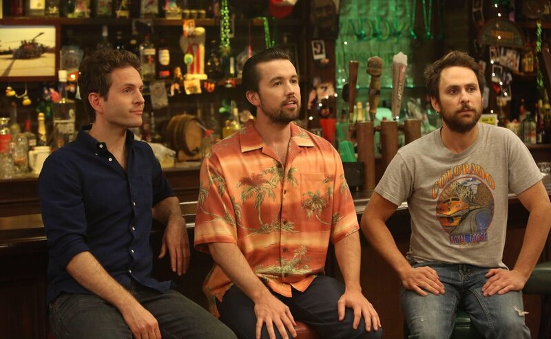 (v.l.n.r.) Dennis Reynolds (Glenn Howerton); Mac (Rob McElhenney); Charlie Kelly (Charlie Day) – Bild: Bluebush Productions, LLC