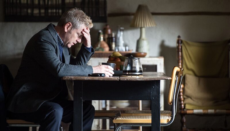 Wallander (Kenneth Branagh) schlägt sich mit gesundheitlichen Sorgen herum und muss einen erschütternden Mordfall lösen. – Bild: ARD Degeto/​Yellow Bird/​Left Bank Pictures/​Steffan Hill