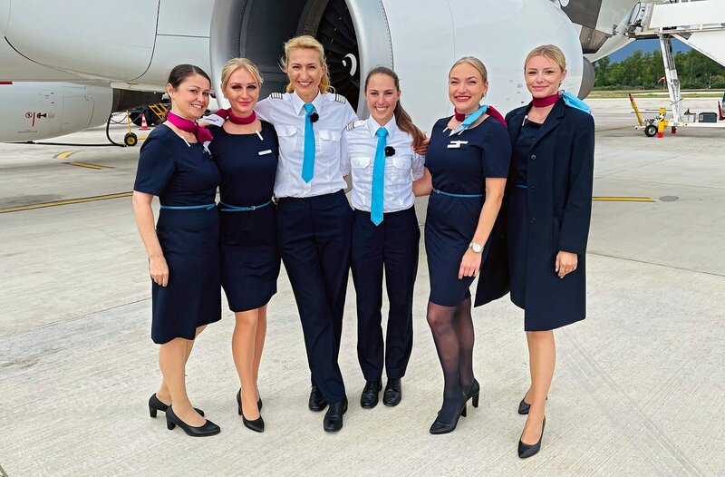 Kapitänin Julia Peukert (3.v.l) mit ihrer Crew. – Bild: HR