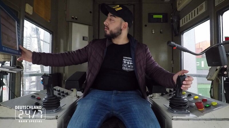 Anil Aydogan in reloading the containers onto a truck. – Bild: DMAX