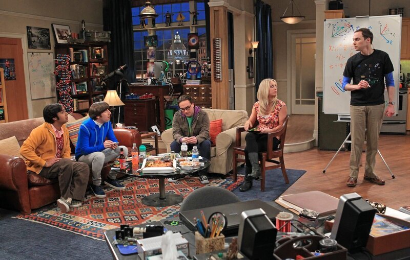 Eine ganz besondere Truppe: Howard (Simon Helberg, 2.v.l.), Sheldon (Jim Parsons, r.), Leonard (Johnny Galecki, M.), Penny (Kaley Cuoco, 2.v.r.) und Raj (Kunal Nayyar, l.) … – Bild: ProSiebenSat.1 Media SE