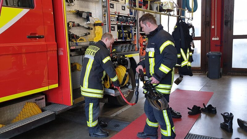 Zwei Feuerwehrleute – Bild: Warner Bros. Discovery