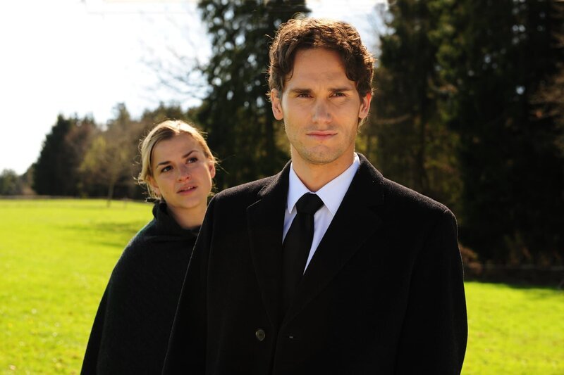 Theresa (Ines Lutz, l.); Moritz (Daniel Fünffrock, r.) – Bild: ARD /​ Ann Paur
