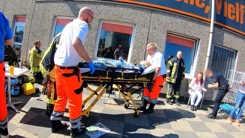 Feuerwehrleute an der Unfallstelle. – Bild: DMAX