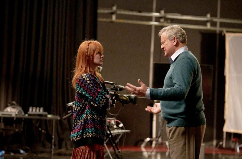 Nach dem Interview mit Madeline konfrontiert Claudia (Madeleine Power) ihren Vater. Aus dieser Situation kann sich Douglas (Hugh Bonneville) nicht so leicht herausreden. – Bild: ARTE F /​ Nick Wall/​BBC Studios/​Hartswood