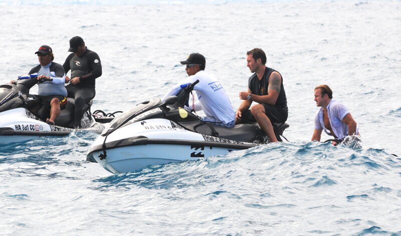 Gerade noch rechtzeitig konnten Steve (Alex O’Loughlin, 2.v.r.) und Danny (Scott Caan, r.) auf hoher See gerettet werden … – Bild: CBS Broadcasting, Inc.