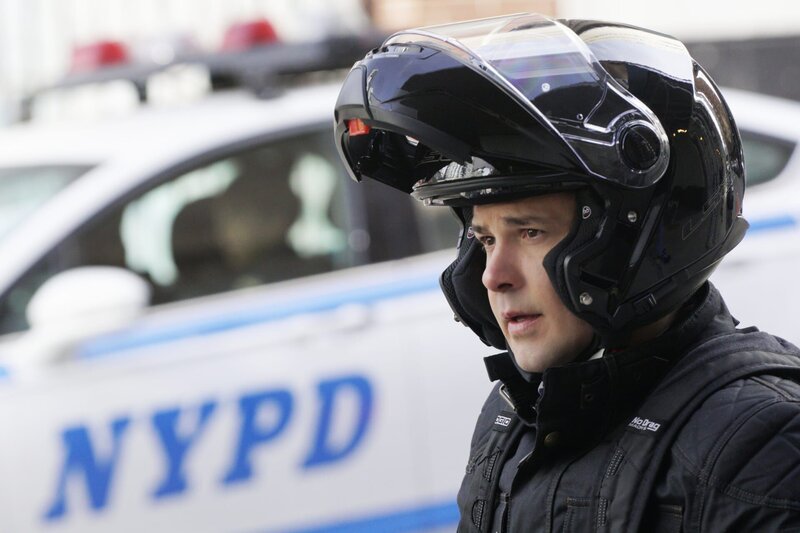 Steckt hinter Bennys (Freddy Rodriguez) plötzlicher Motorrad-Liebe etwa eine Lebenskrise? Bull ist jedenfalls davon überzeugt … – Bild: CBS Broadcasting, Inc. Steckt hinter Bennys (Freddy Rodriguez) plötzlicher Motorrad-Liebe etwa eine Lebenskrise? Bull ist jedenfalls davon überzeugt … – Bild: CBS Broadcasting, Inc.