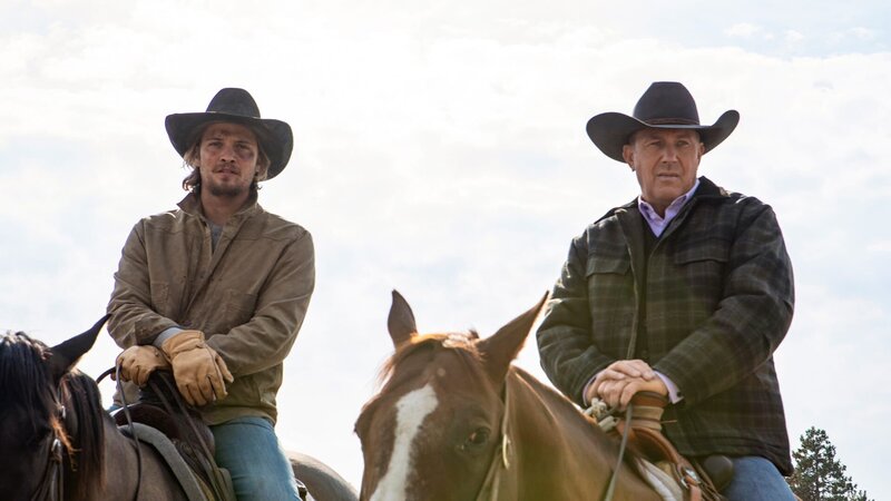 Luke Grimes als Kayce Dutton und Kevin Costner als John Dutton – Bild: AXN Black