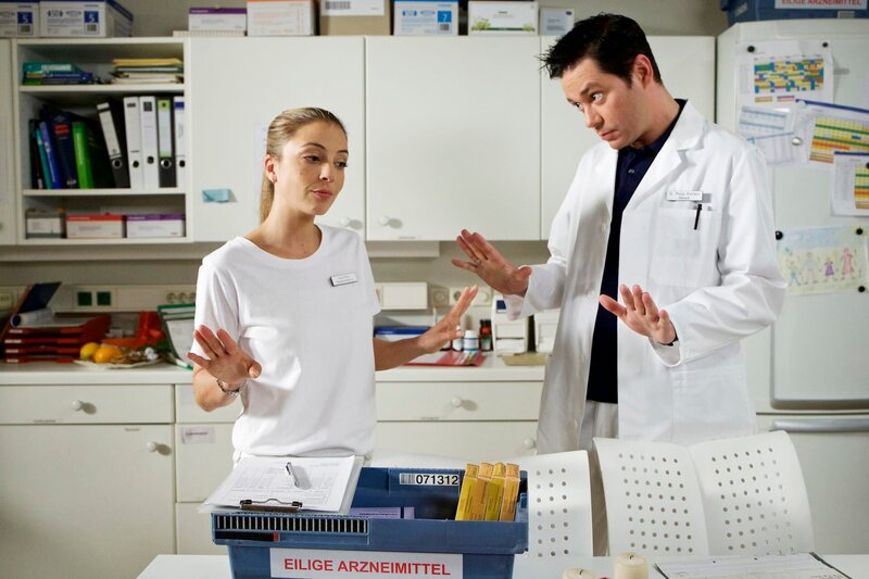 Arzu Ritter (Arzu Bazman) und Philipp Brentano (Thomas Koch) versprechen sich ruhige Weihnachten: Es gibt keine Geschenke, auch keine Kleinigkeiten, nur Ruhe und Besinnlichkeit. Niklas, der Vater von Arzus zweitem Kind, darf nur kurz zur Bescherung vorbei kommen und muss dann ganz schnell wieder gehen. – Bild: MDR/​Sasxonia /​Wernicke