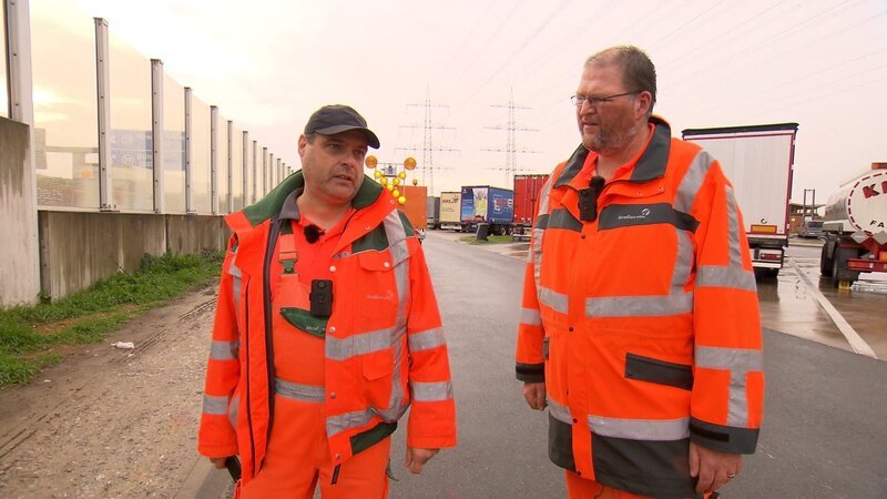 Auf den Autobahnen der Bundesrepublik sind jeden Tag zigtausend Kraftfahrzeuge unterwegs. Ein Filmteam zeigt die Menschen, die auf den Fahrbahnen im Einsatz sind und den Verkehr am Laufen halten. – Bild: Discovery Channel
